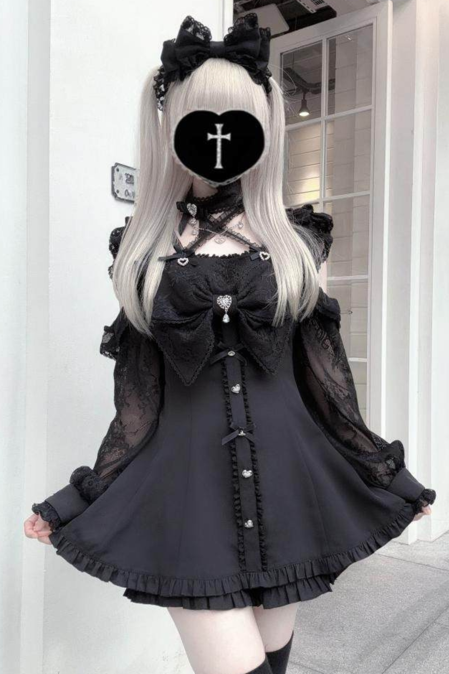 ダークオフショルダードレス+ショートパンツ+ネックレス