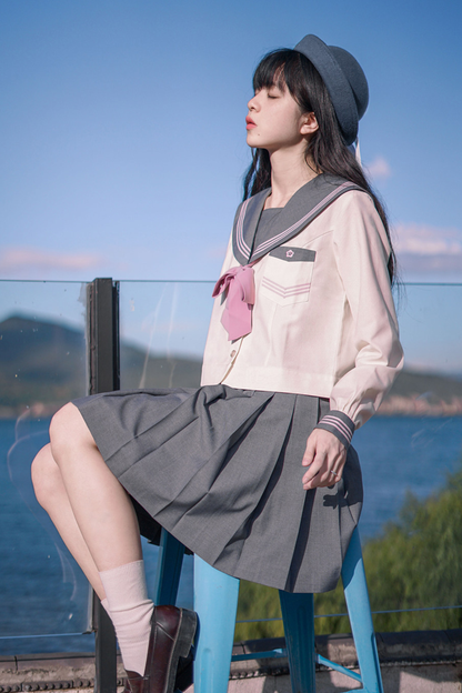 Matrosen-Oberteil + Plisseerock + Socken + Gürtel + Schleife