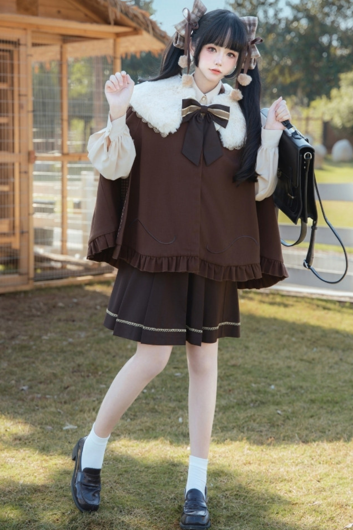 ファーカラーケープ＋ニットベスト＋シャツ＋プリーツスカート＋リボン