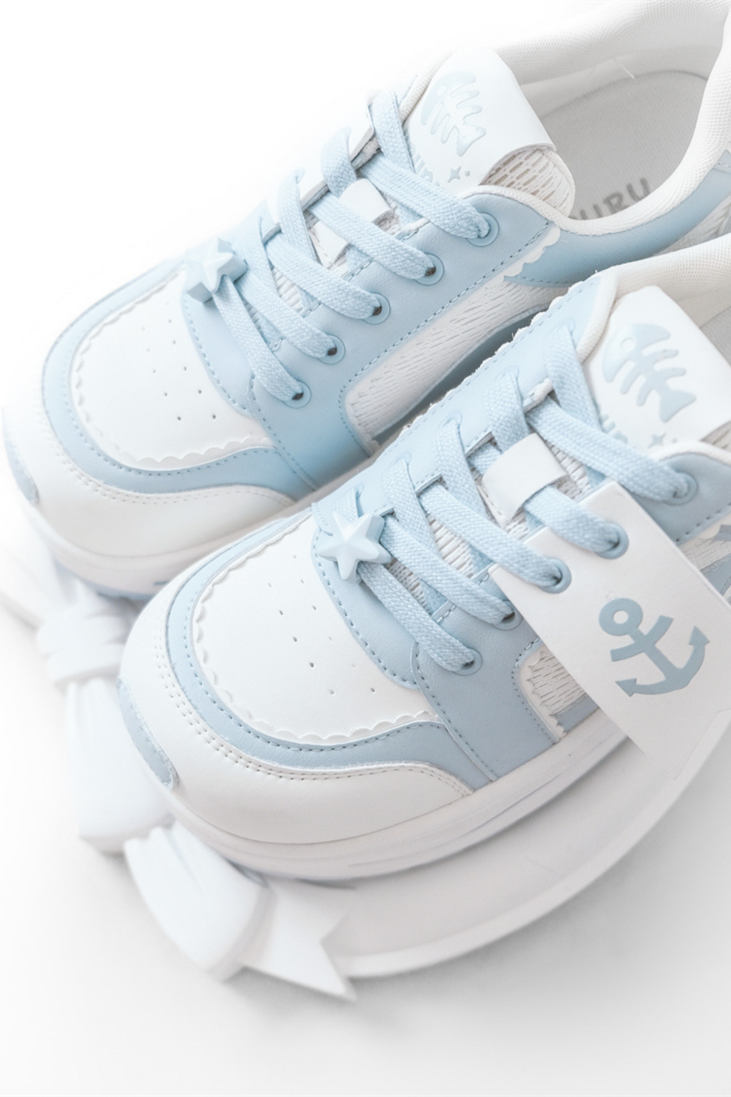 タグデザイン厚底シューズ