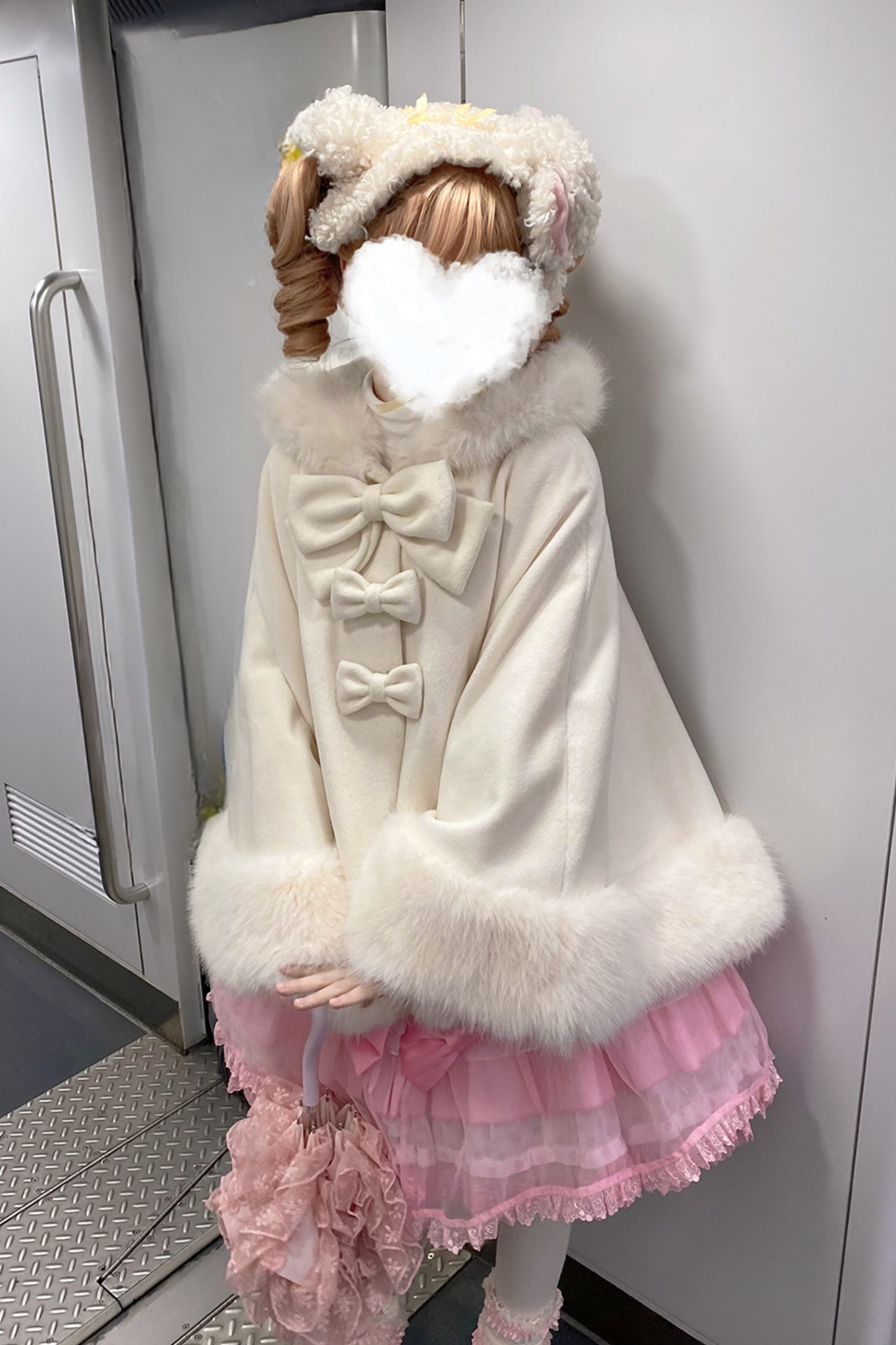 【12月18日予約締切】猫耳ファーフーディーケープコート