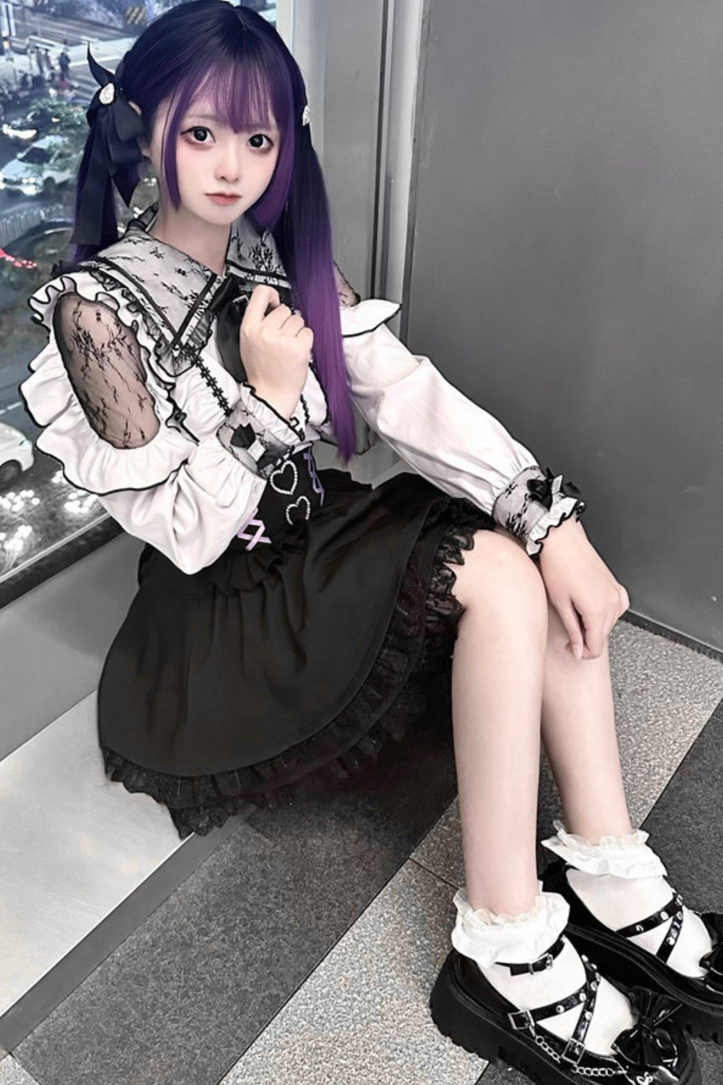 레이스 다크 셔츠 + 플레어 스커트