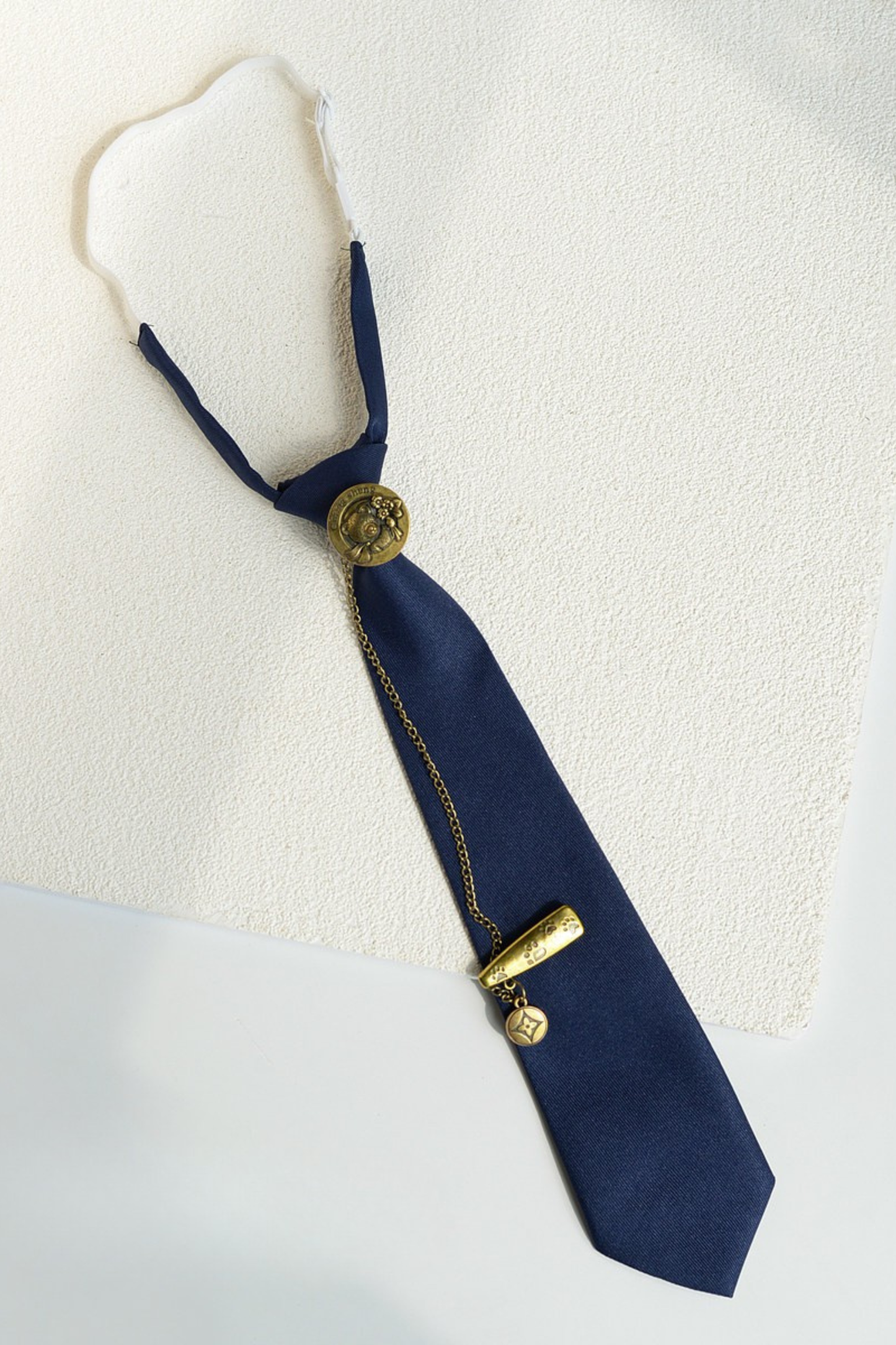 Bare Button Mode Necktie