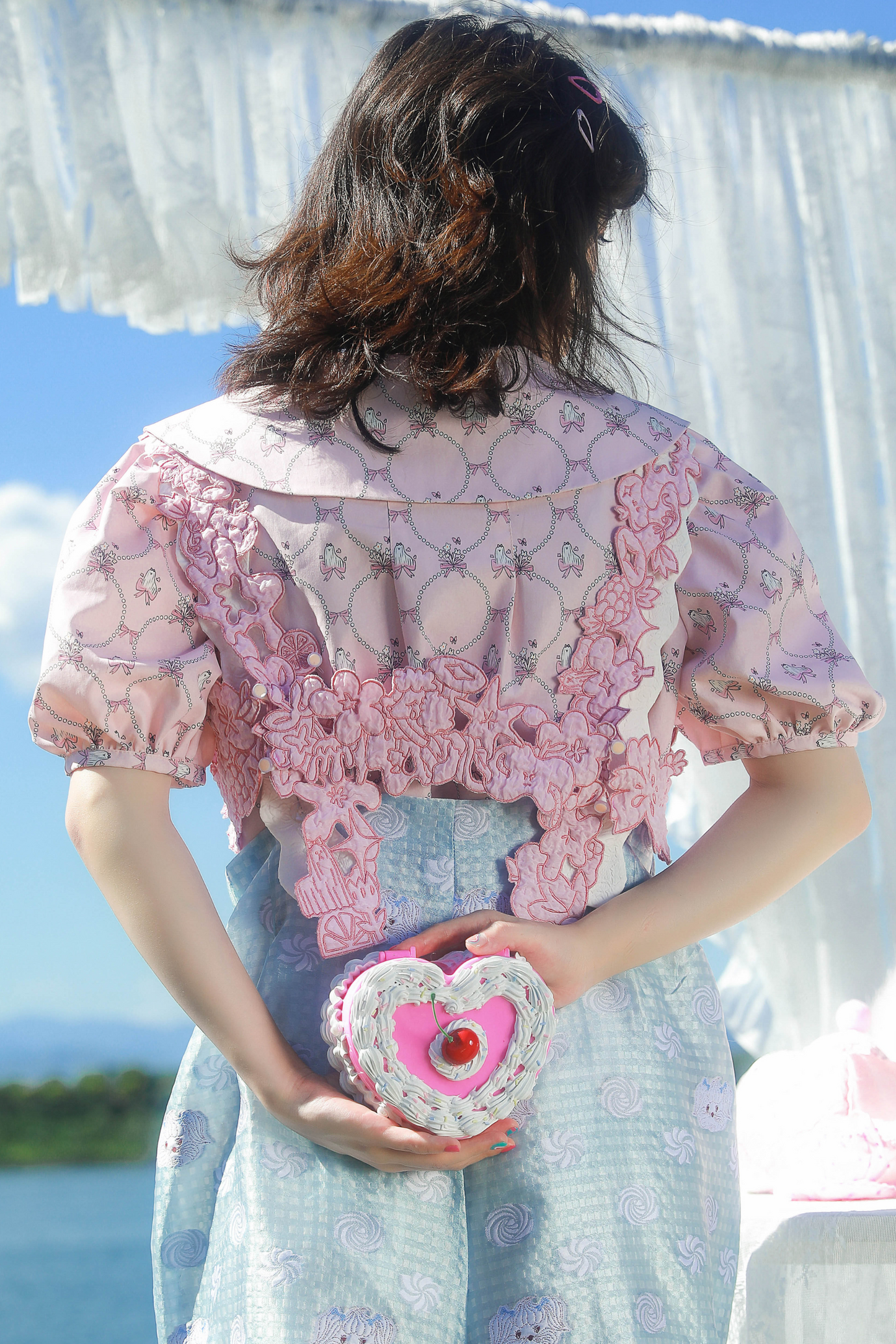 Chaleco vaquero vintage con accesorios en la cintura