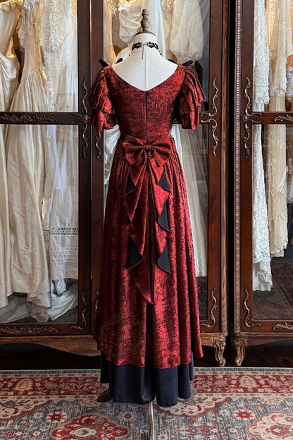 [Date limite de précommande: 105] Robe empire gothique élégante à volants cascade rouge/bleu [courte/longue] + ensemble robe complet (châle, broche papillon, chaîne de taille, traîne à nœud au dos)