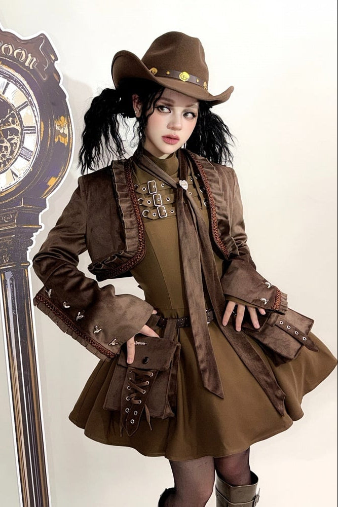 [Reservierungsschluss 6. November] Kurze Jacke im braunen Steampunk- und schwarzen Gothic-Mode-Stil aus Samt mit Rüschenbesatz, Herzmotiv und Manschettendekor