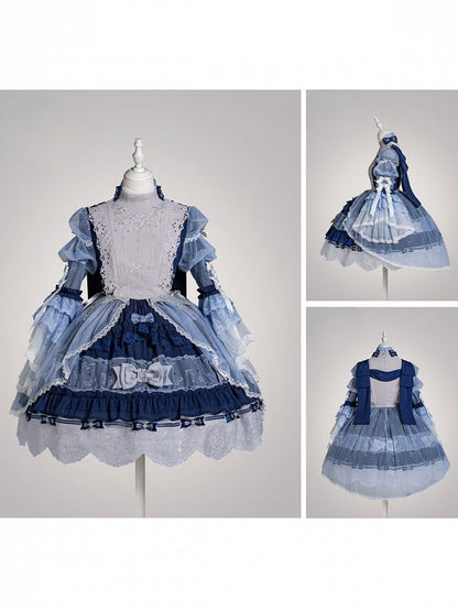[Vorbestellschluss: 9.23] Klassisches Lolita-Kleid in Hellblau/Dunkelblau mit Himmelsstern-Stickerei, Glockenärmeln, Tülllagen und Schleife