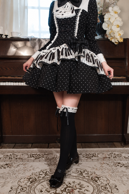 [Reservierungsschluss 22. Oktober] Schwarz gepunktetes Gothic-Lolita-Rüschenkleid mit asymmetrischem Design, Klaviertasten- und Musiknotenmotiv sowie Klaviertasten-Spitzenfliege