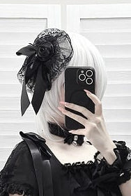[Reservierungsschluss am 15. Juli] Schwarzes Gothic-Tüllkleid im Lagenlook mit Schmuckschleife + Rosenkreuz-Haarspange + Handgelenkmanschetten