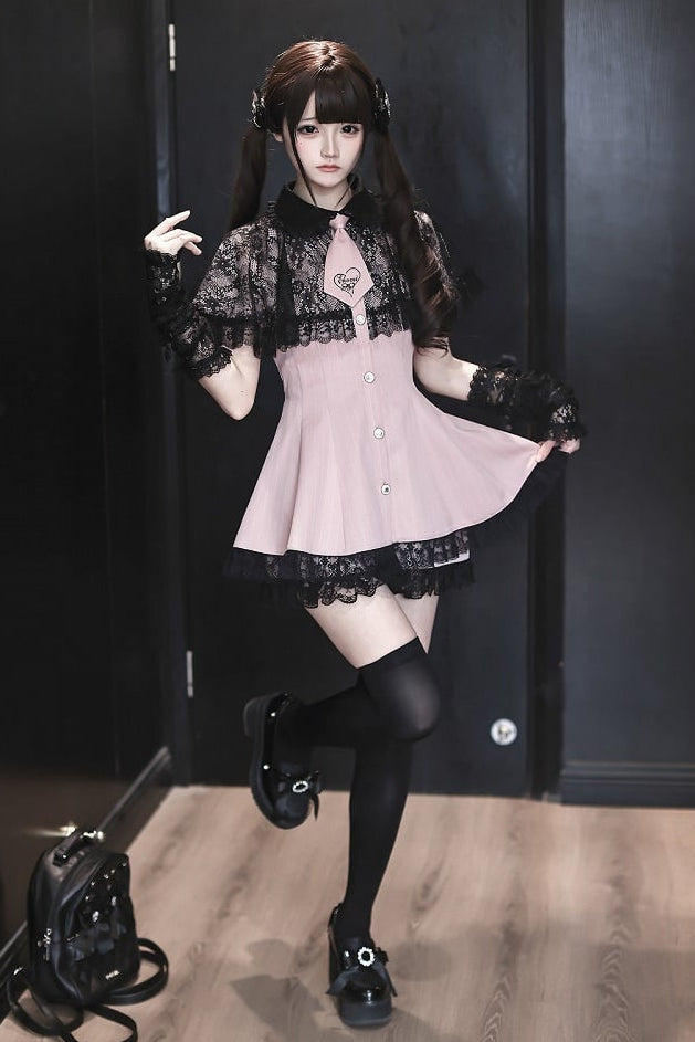 [Reservierungsschluss 15. Juli] Schwarz-rosa gestreiftes Kleid mit Spitzenumhang und Krawatte + kurze Hose + Spitzen-Armstulpen