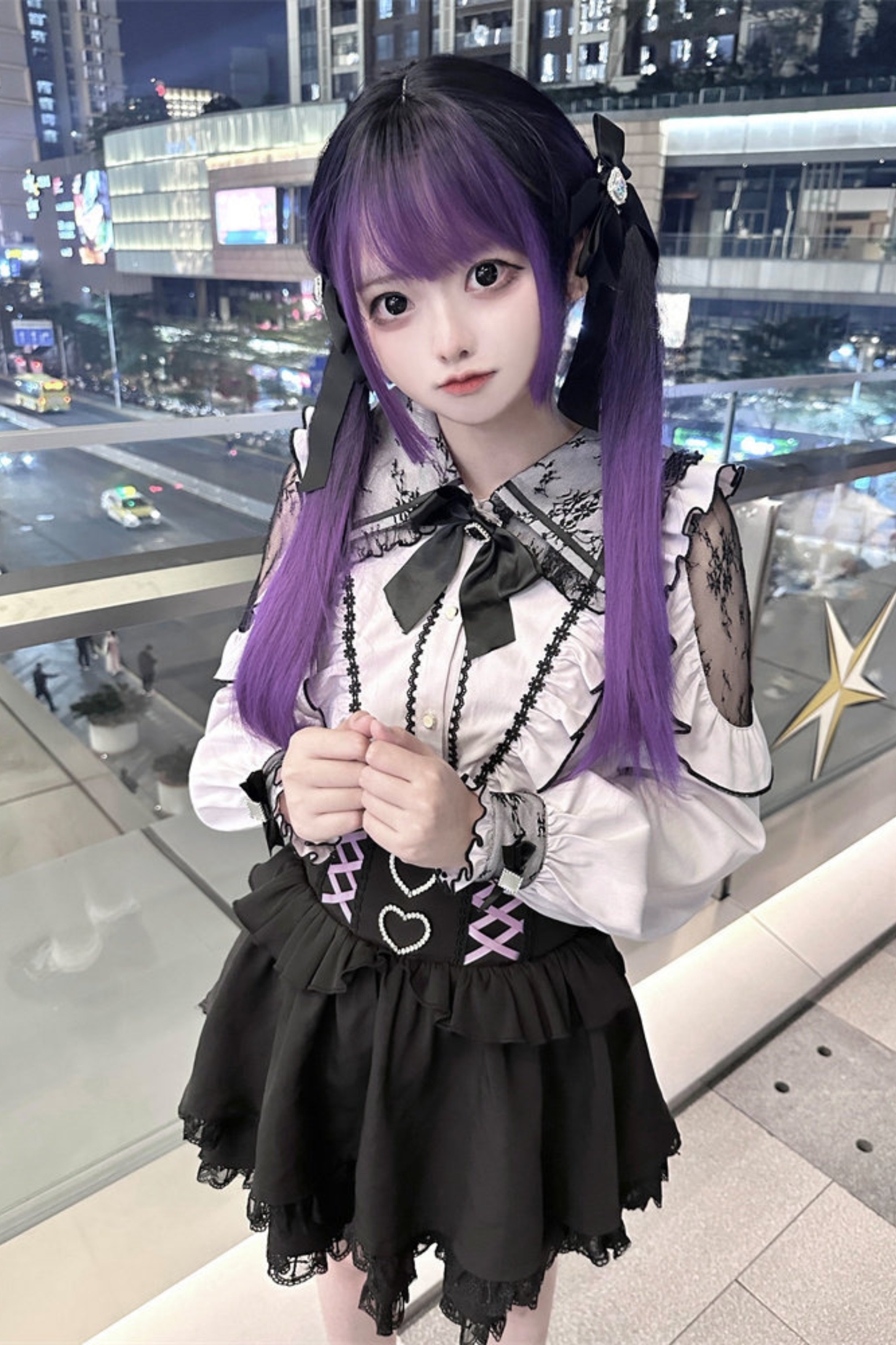 레이스 다크 셔츠 + 플레어 스커트