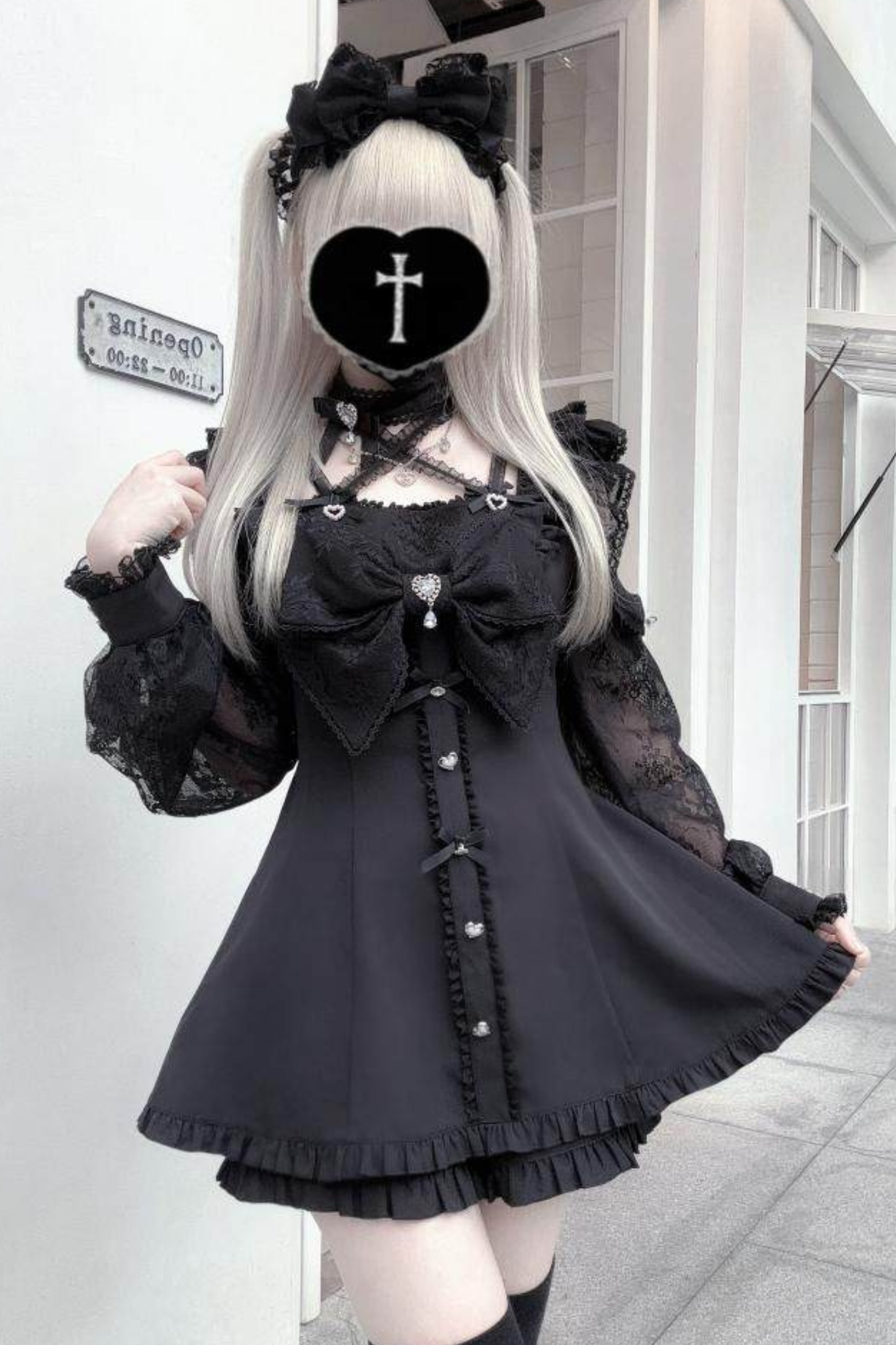 ダークオフショルダードレス+ショートパンツ+ネックレス