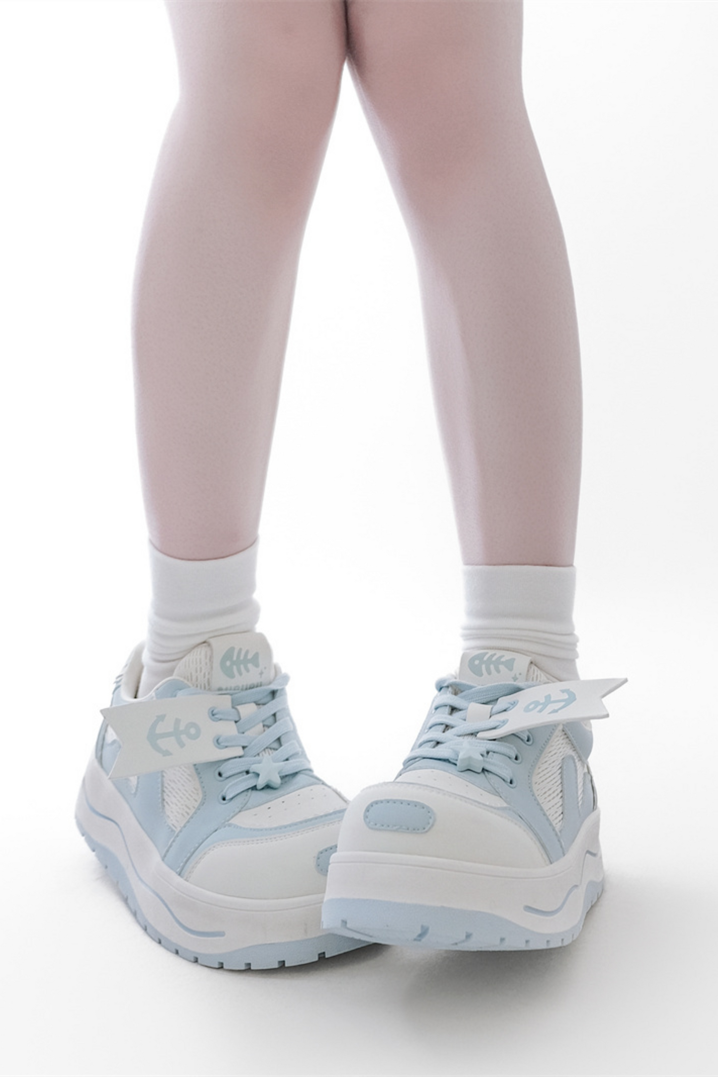 タグデザイン厚底シューズ