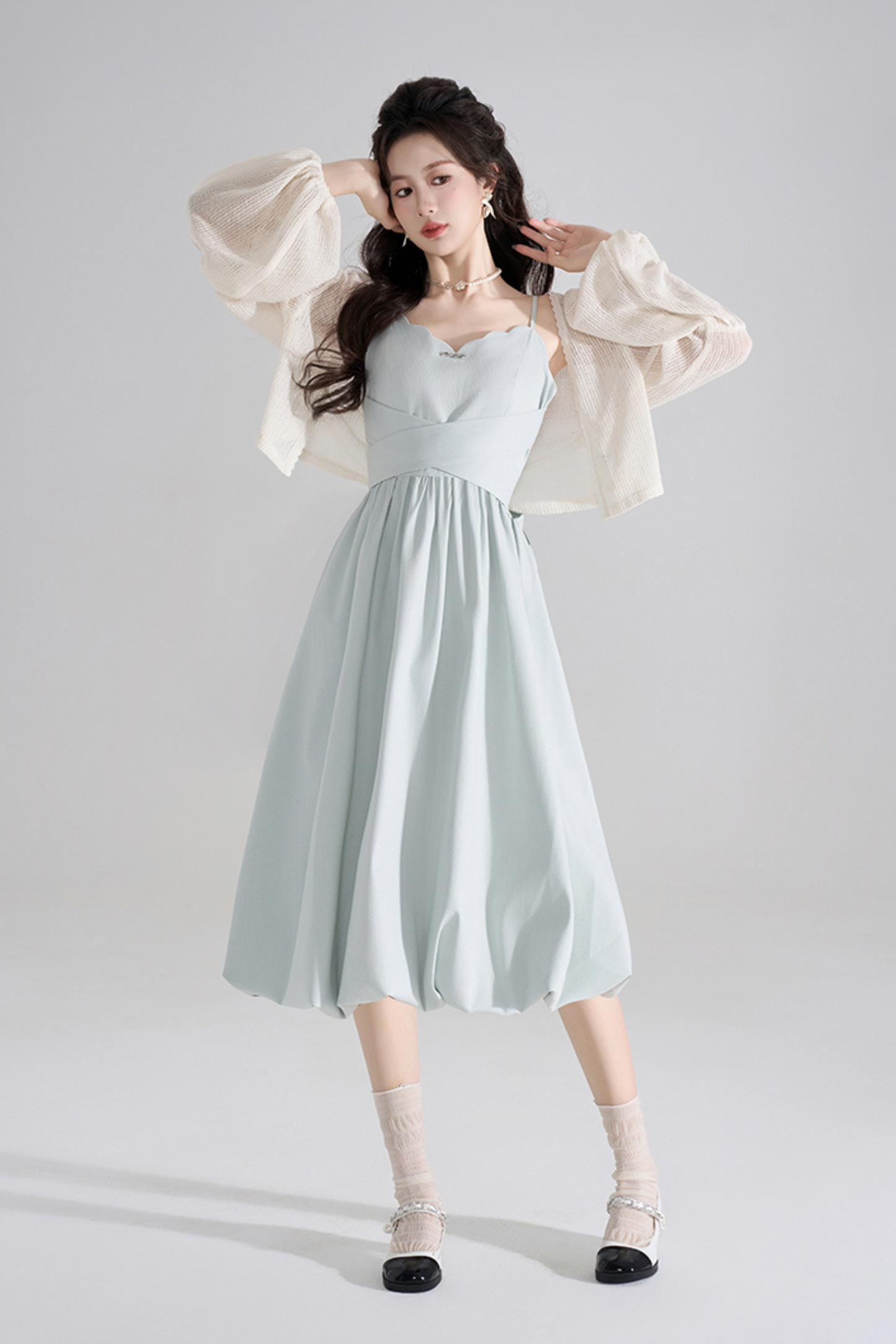 Robe dos nu bleu doux + cardigan transparent
