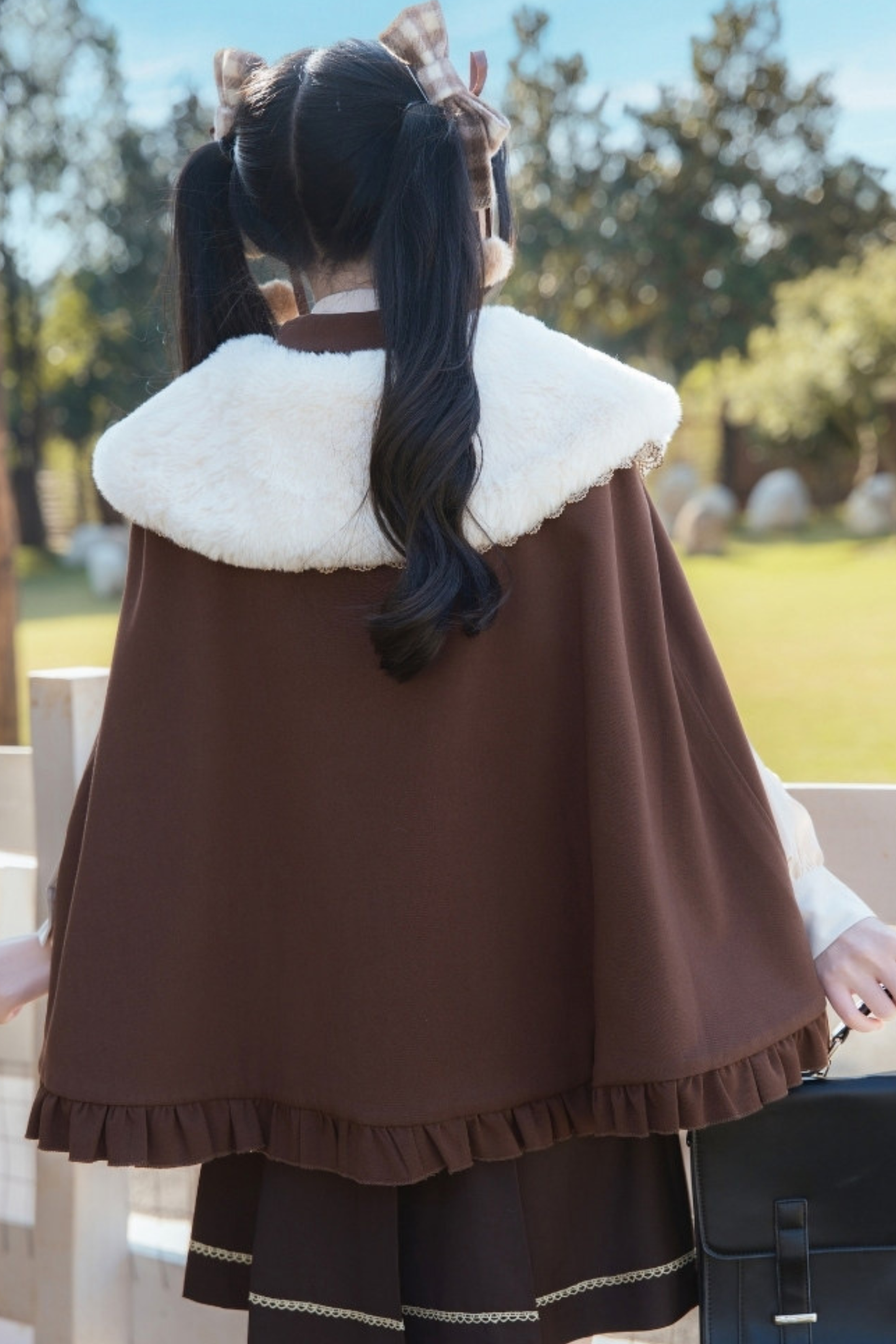 ファーカラーケープ＋ニットベスト＋シャツ＋プリーツスカート＋リボン