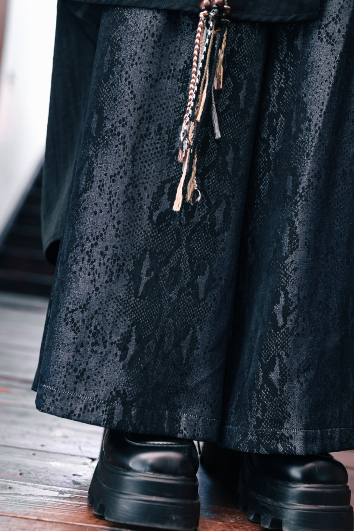 スネークワイドダークチャイナパンツ