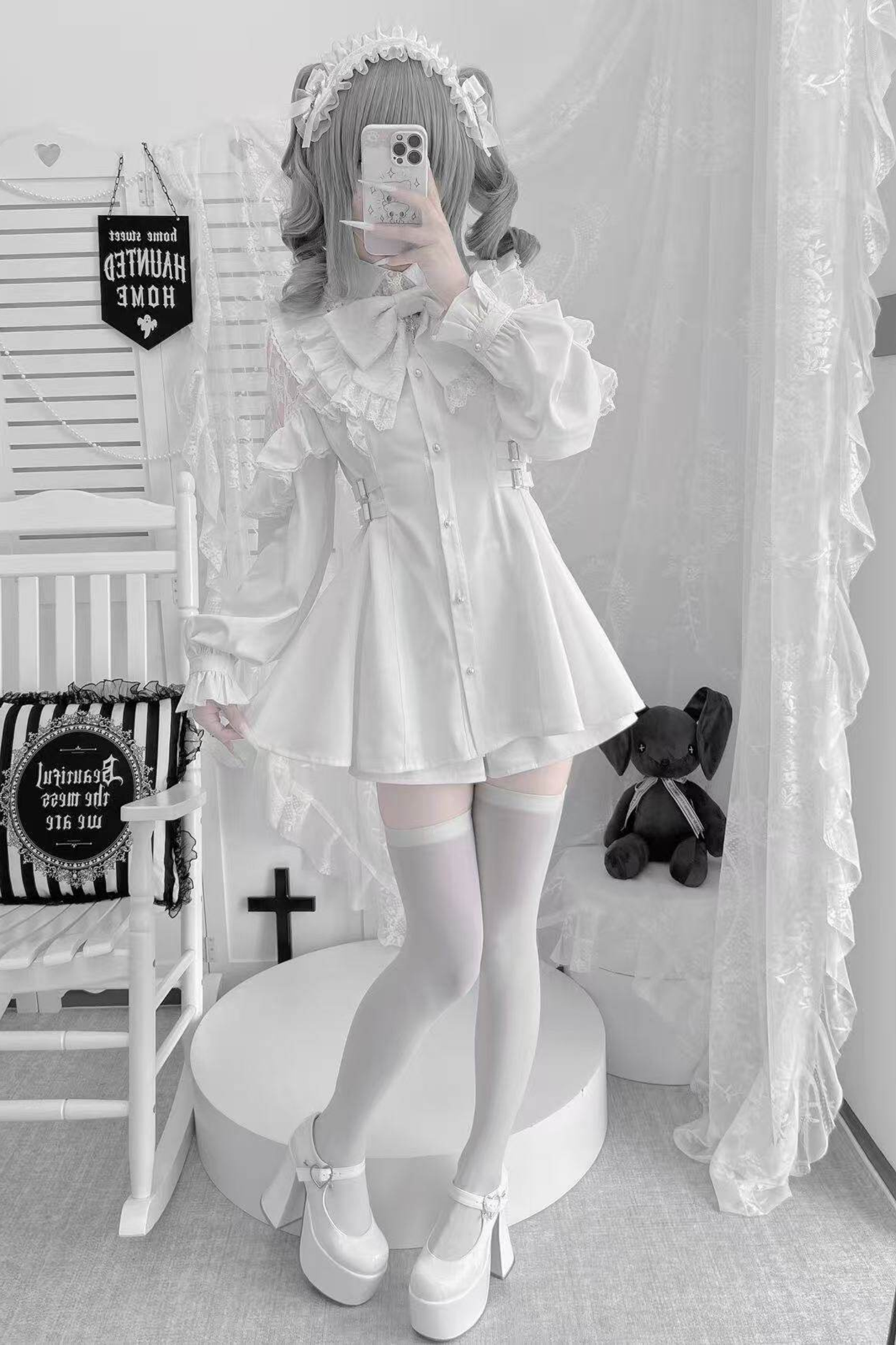 Kleid mit schulterfreiem Spitzendesign + Kurze Hose