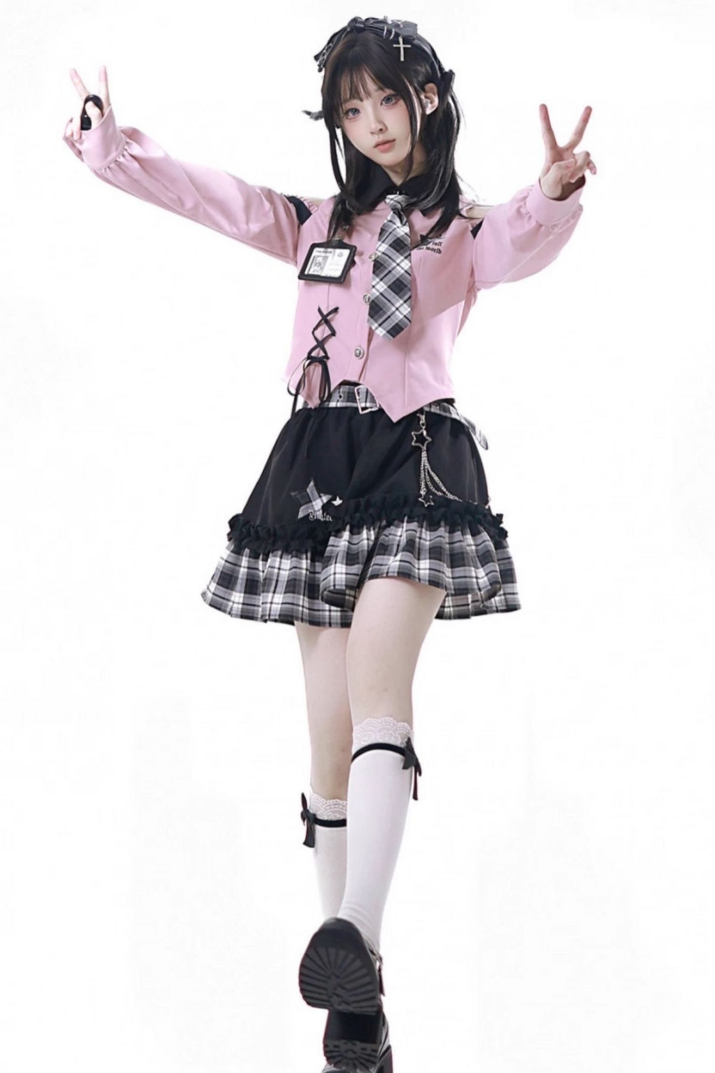 オフショルダーシャツ+チェックスカート+バッジ