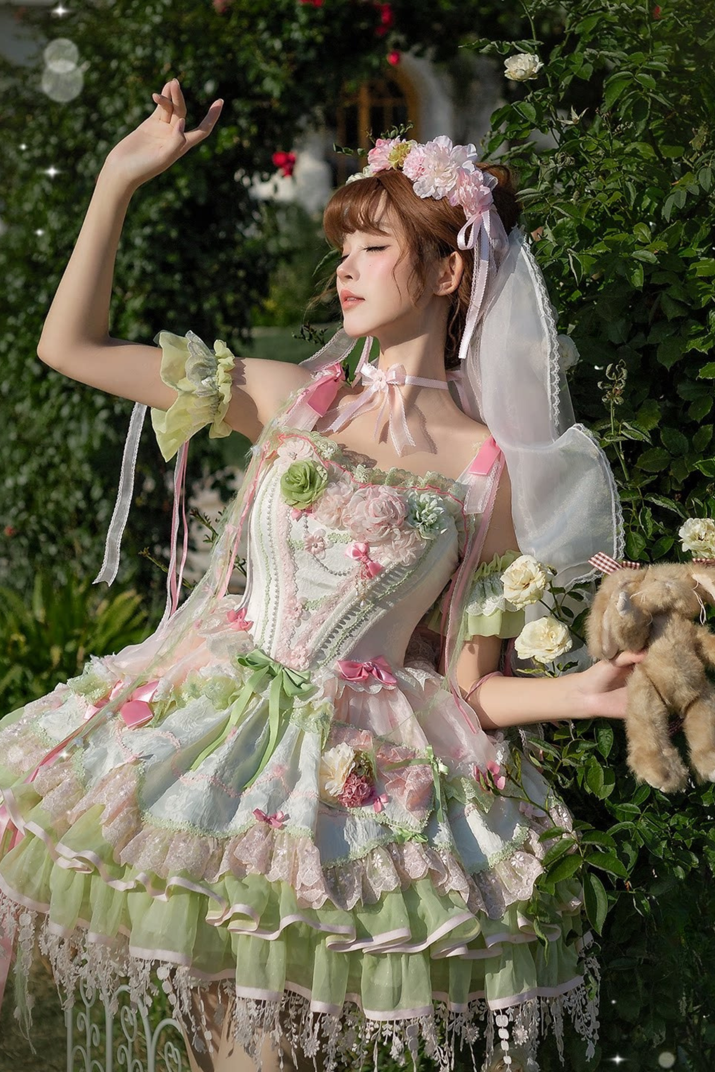 [Clôture des réservations le 10/8] Robe lolita corset à volants en dentelle florale rose x vert doux + ensemble complet (coiffe couronne florale avec voile + manches amovibles)