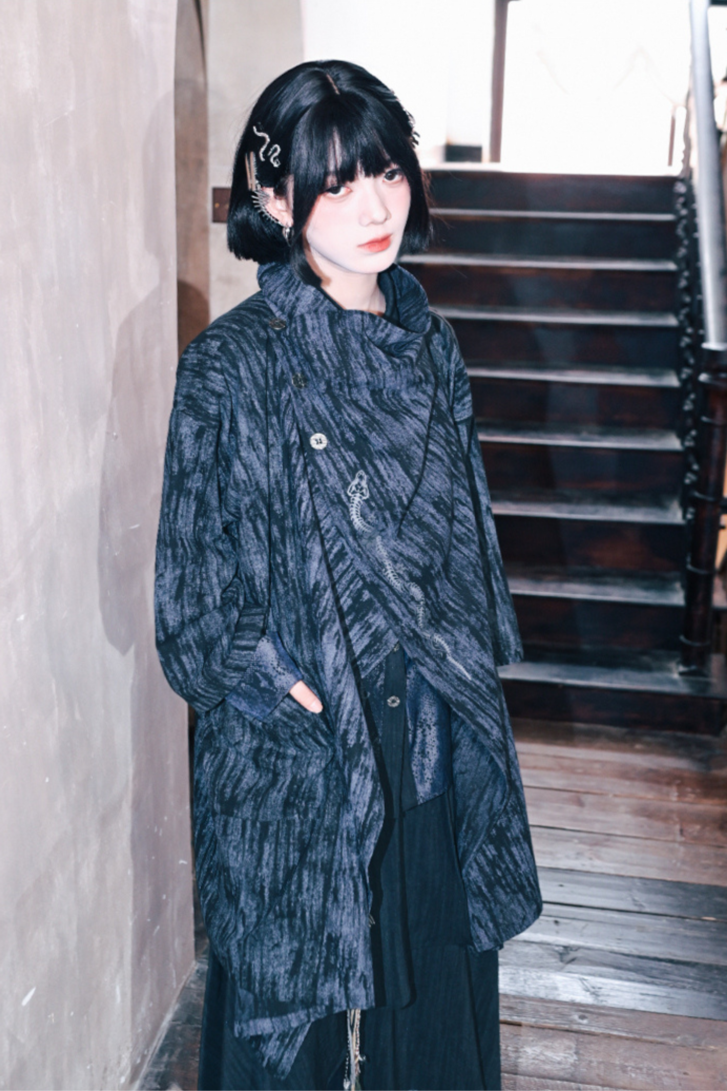 スケールシックケープトップス