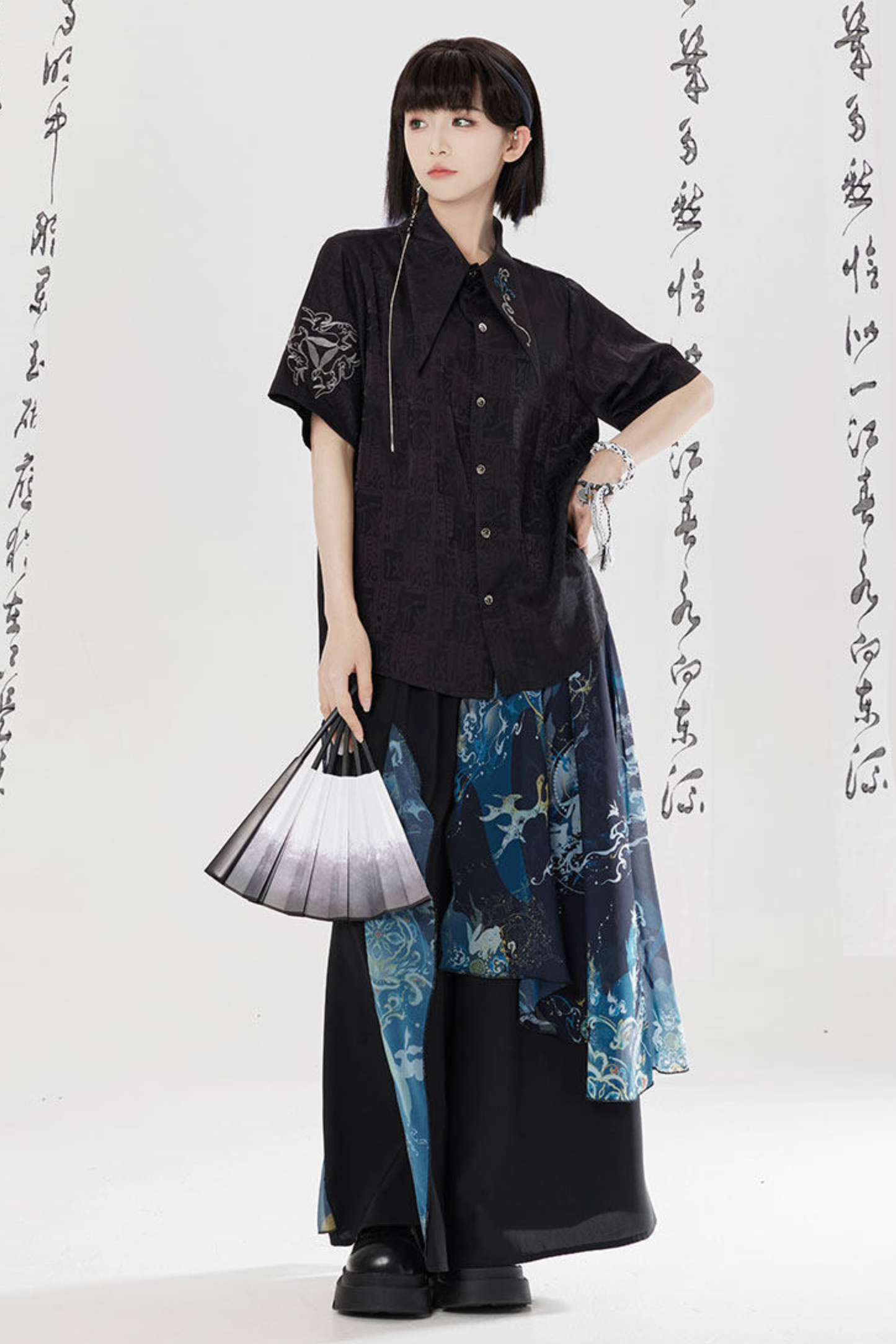 ダークチャイナシャツ+ワイドレッグパンツ+チェーン+ベルト