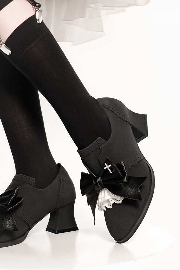 [Reservierungsschluss 25. Juli] Schwarze/dunkel-schwarze Wildleder-Schuhe im Dark-Gothic-Stil mit Kreuzmotiv, Schleife und Spitze