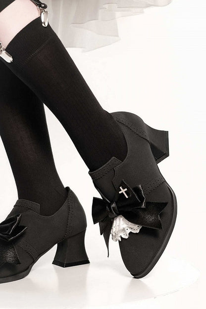 [Reservierungsschluss 25. Juli] Schwarze/dunkel-schwarze Wildleder-Schuhe im Dark-Gothic-Stil mit Kreuzmotiv, Schleife und Spitze