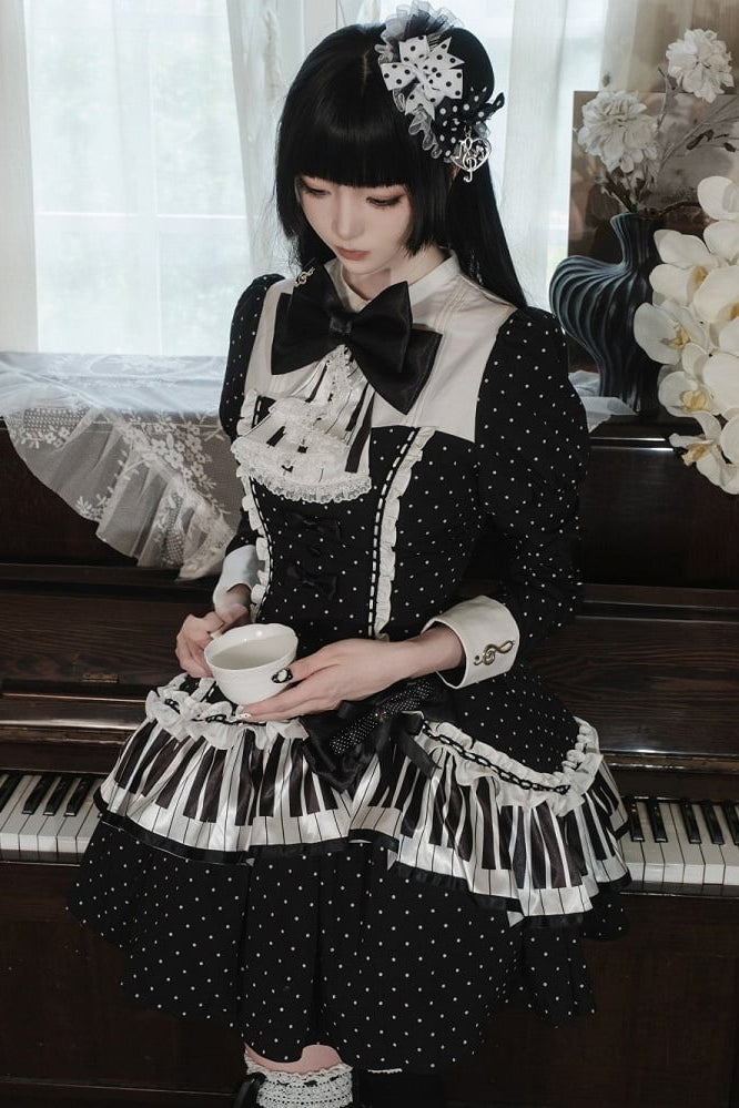 [Reservierungsschluss 22. Oktober] Schwarz gepunktetes Gothic-Lolita-Rüschenkleid mit asymmetrischem Design, Klaviertasten- und Musiknotenmotiv sowie Klaviertasten-Spitzenfliege