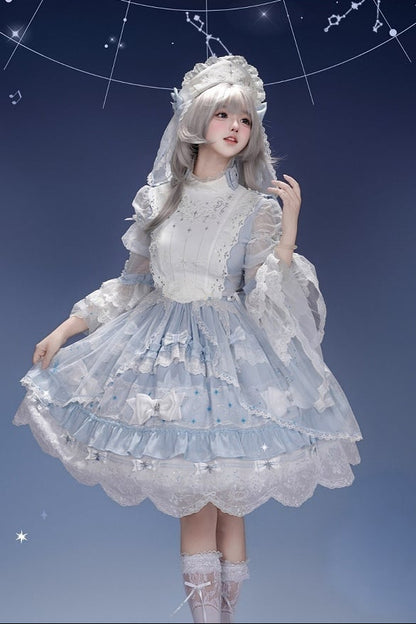 [Vorbestellschluss: 9.23] Klassisches Lolita-Kleid in Hellblau/Dunkelblau mit Himmelsstern-Stickerei, Glockenärmeln, Tülllagen und Schleife