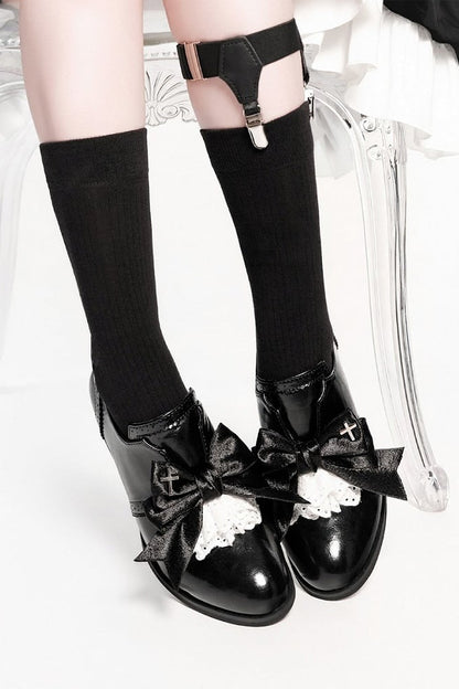 [Reservierungsschluss 25. Juli] Schwarze/dunkel-schwarze Wildleder-Schuhe im Dark-Gothic-Stil mit Kreuzmotiv, Schleife und Spitze