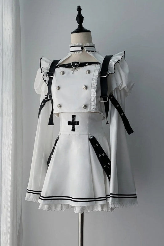 [Vorbestellung bis 1115] Gothic-Crop-Top in Weiß und Schwarz mit Choker-Ausschnitt, Trompetenärmeln, Rüschen und Schnallengurt + Rock mit medizinischem Kreuz und Riemen