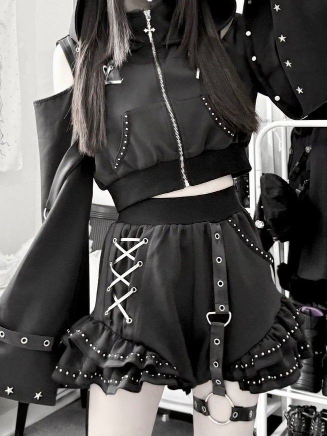 [Vorbestellungsartikel] Glänzende und mattschwarze Gothic-Cyber-Katzenohren-Kapuzenjacke mit freien Schultern und Reißverschluss+kurze Hose mit Beinringen im Set