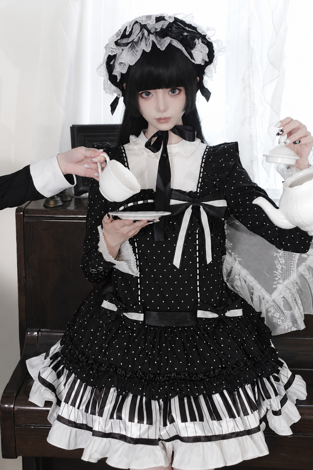 [Date limite de réservation : 22 octobre] Robe de poupée taille basse gothique Lolita à pois/noire avec touches de piano, nœud à volants