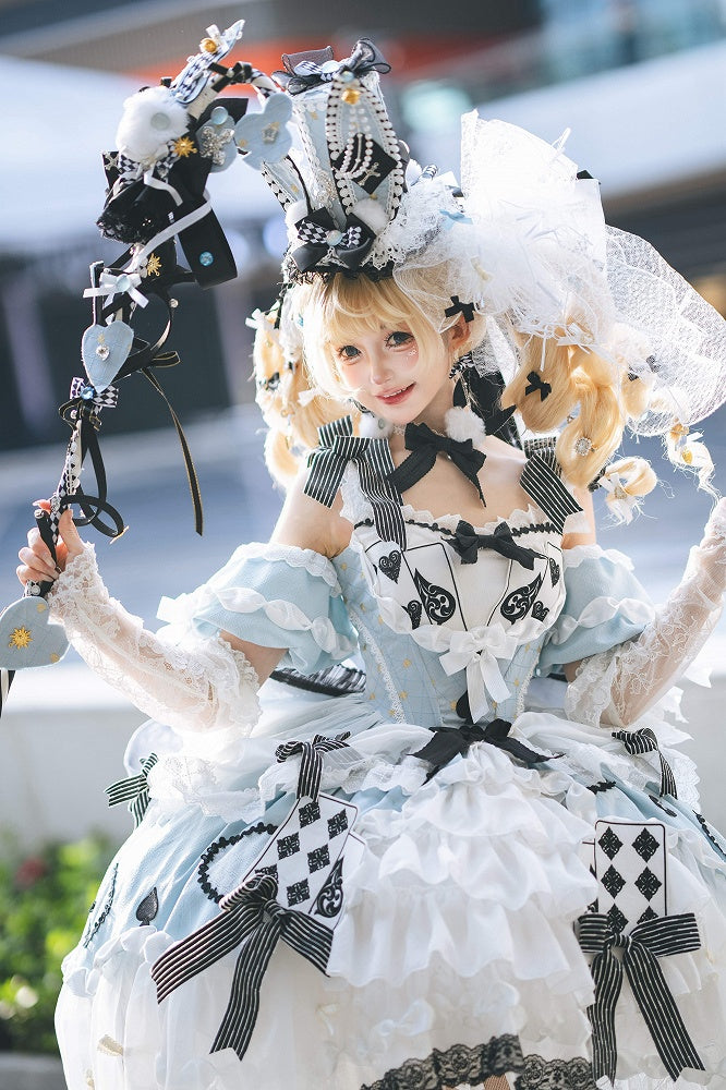 [Cierre de reservas: 24 de julio] Vestido lolita azul de Alicia en el País de las Maravillas con hombros descubiertos, lazo de cartas y superposición de tul (largo/corto)