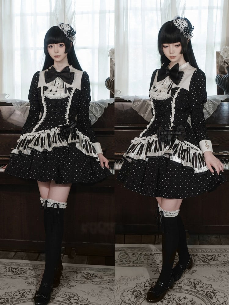 [Reservierungsschluss 22. Oktober] Schwarz gepunktetes Gothic-Lolita-Rüschenkleid mit asymmetrischem Design, Klaviertasten- und Musiknotenmotiv sowie Klaviertasten-Spitzenfliege