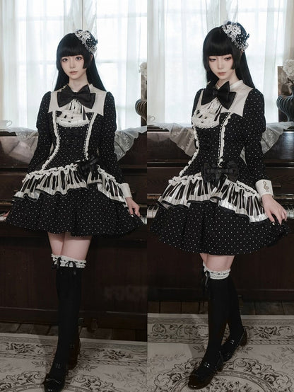 [Reservierungsschluss 22. Oktober] Schwarz gepunktetes Gothic-Lolita-Rüschenkleid mit asymmetrischem Design, Klaviertasten- und Musiknotenmotiv sowie Klaviertasten-Spitzenfliege