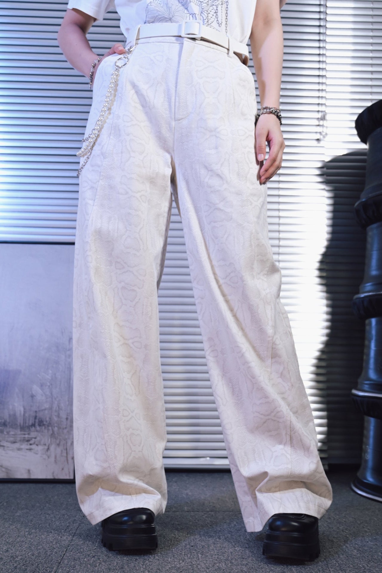 スネークホワイトルーズパンツ