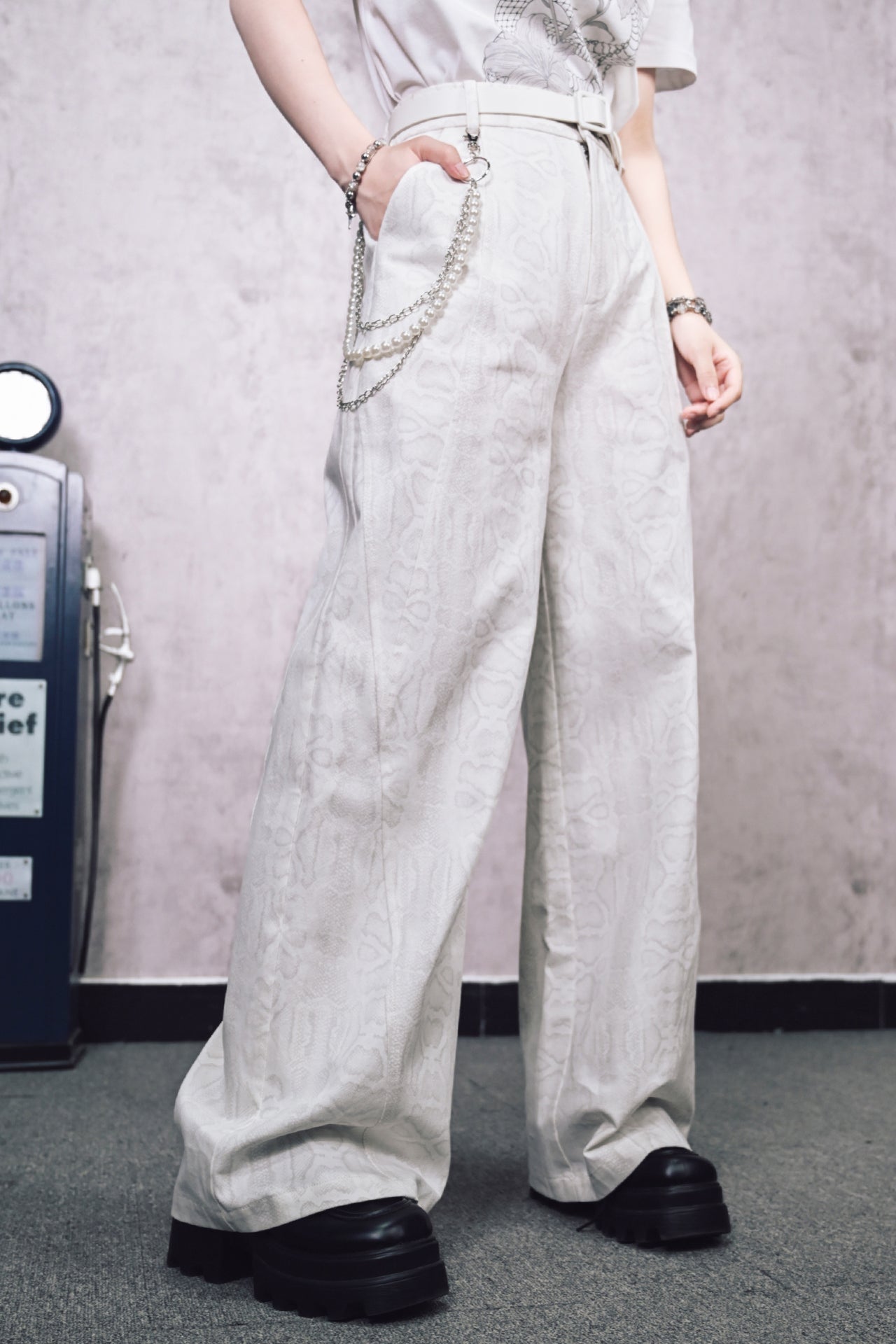 スネークホワイトルーズパンツ