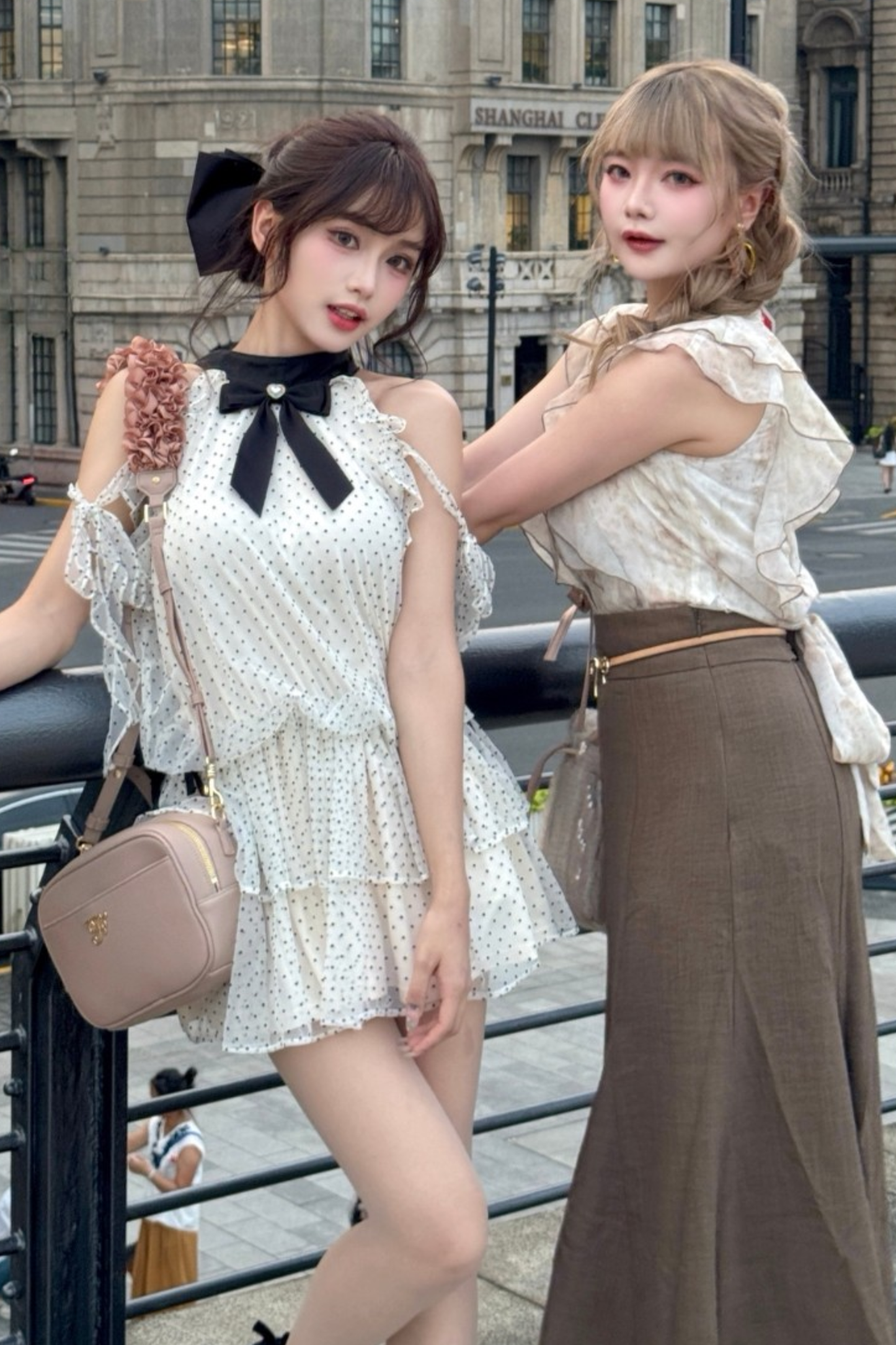 오프숄더 도트 리본 원피스