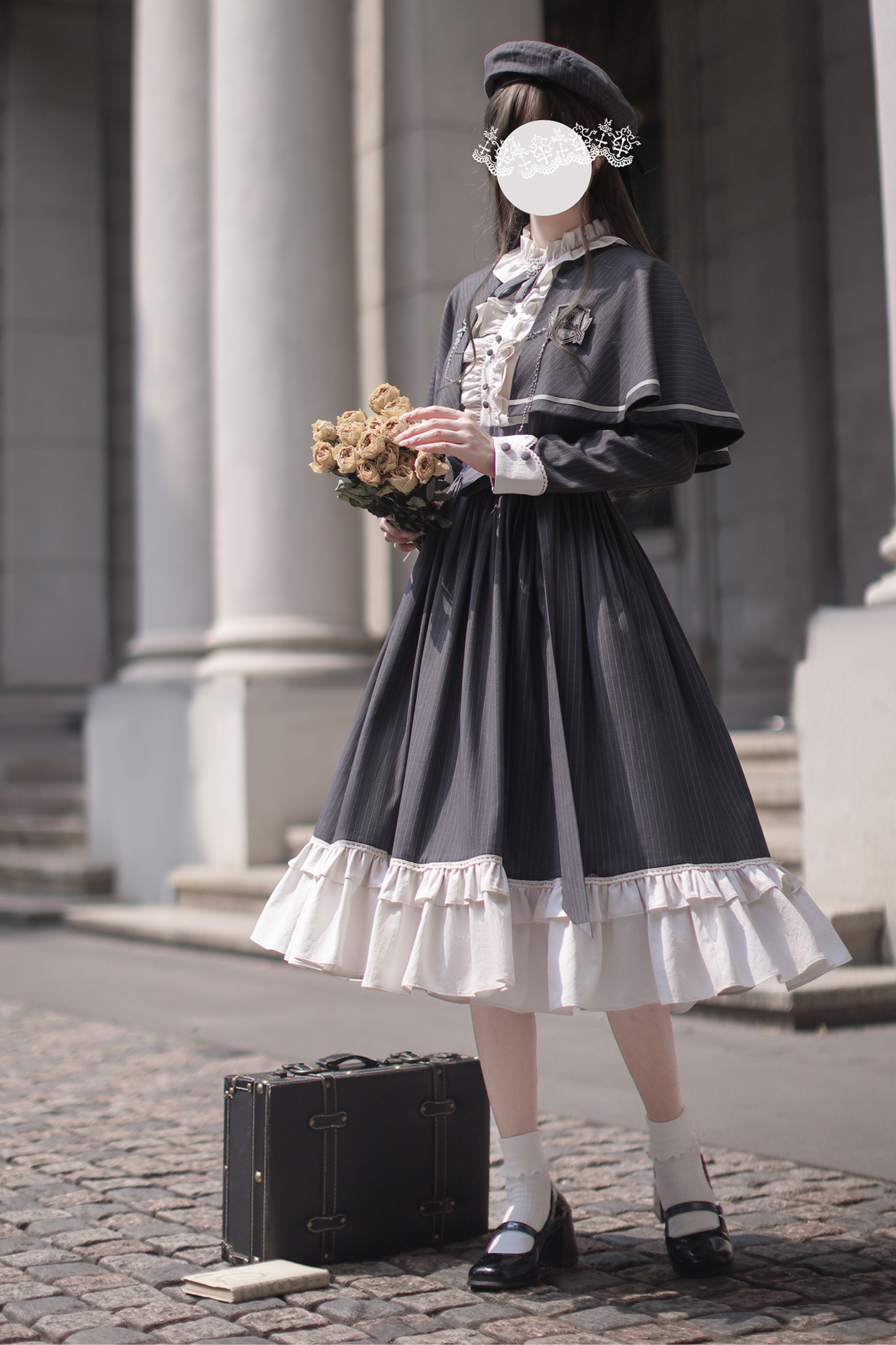 エレガントクラドレス+ケープ+蝶ネクタイ+ベレー帽+バッジ