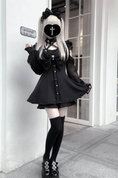 ダークオフショルダードレス+ショートパンツ+ネックレス