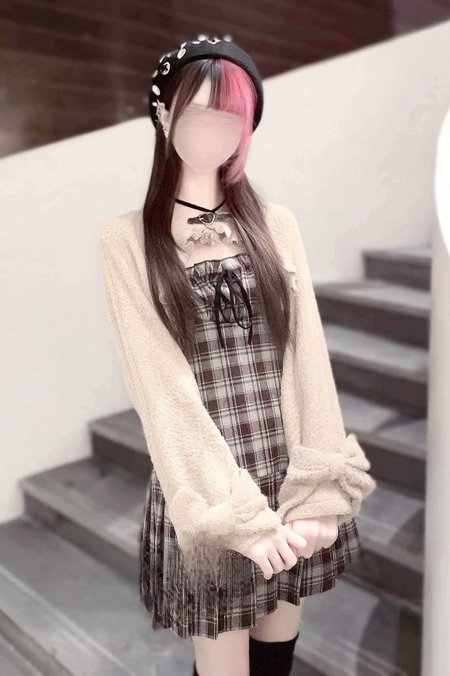 Schlankes Karokleid + Strickjacke