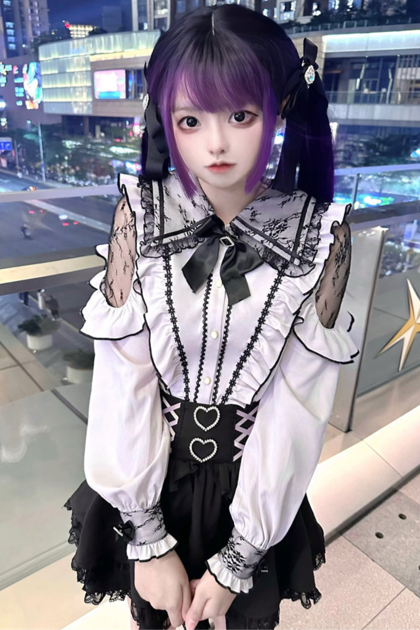 레이스 다크 셔츠 + 플레어 스커트