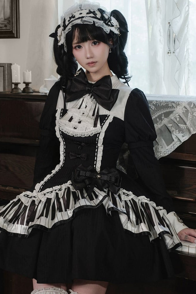 [Reservierungsschluss 22. Oktober] Schwarz gepunktetes Gothic-Lolita-Rüschenkleid mit asymmetrischem Design, Klaviertasten- und Musiknotenmotiv sowie Klaviertasten-Spitzenfliege