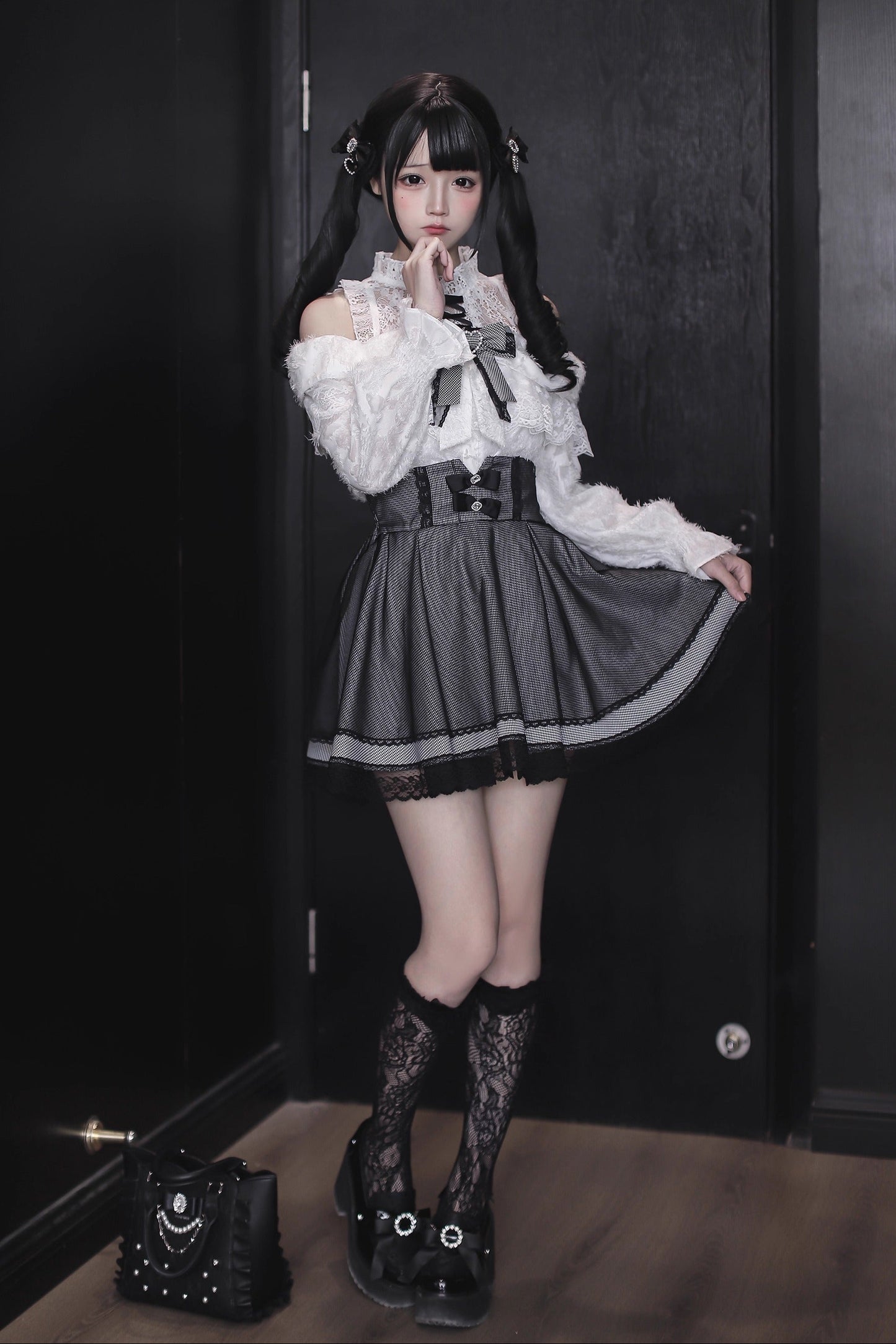 【1月6日予約締切】ホワイトレースオフショルダーリボンニットトップス＋千鳥格子スカート