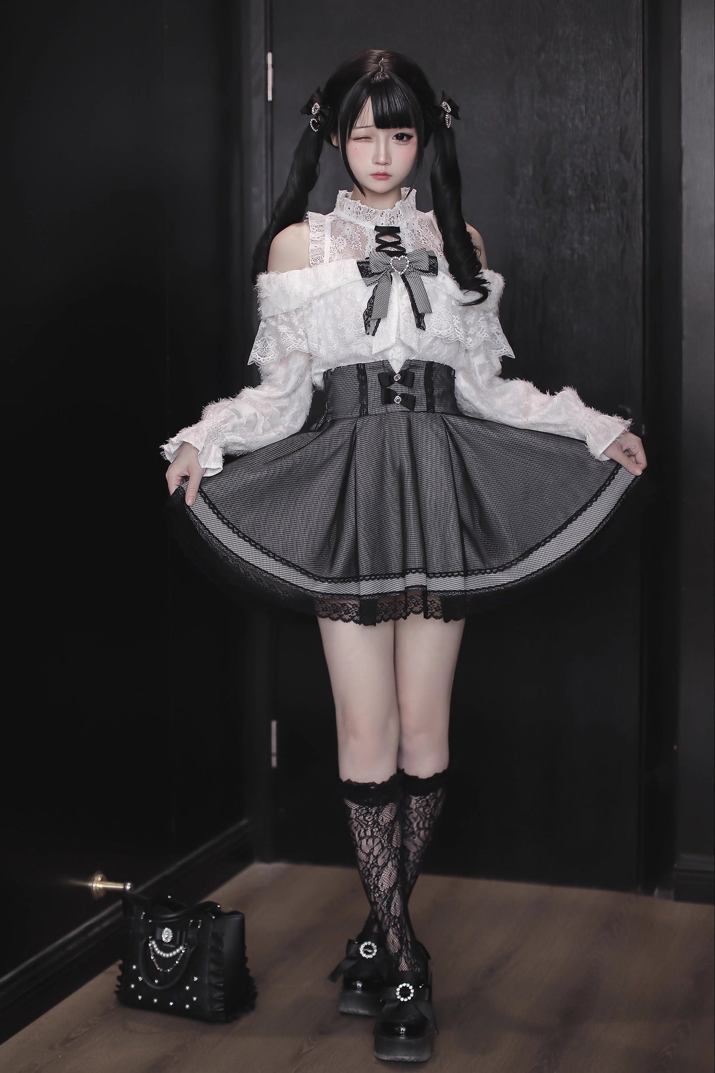 【1月6日予約締切】ホワイトレースオフショルダーリボンニットトップス＋千鳥格子スカート