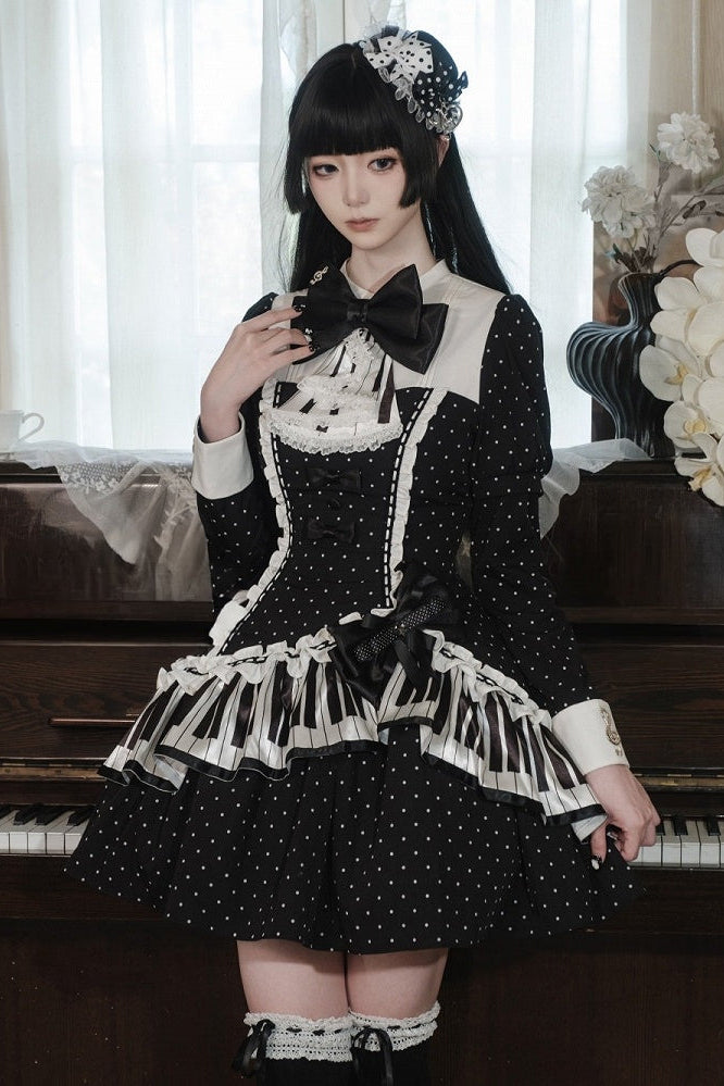 [Reservierungsschluss 22. Oktober] Schwarz gepunktetes Gothic-Lolita-Rüschenkleid mit asymmetrischem Design, Klaviertasten- und Musiknotenmotiv sowie Klaviertasten-Spitzenfliege