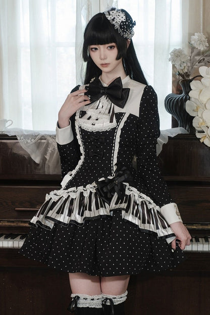 [Reservierungsschluss 22. Oktober] Schwarz gepunktetes Gothic-Lolita-Rüschenkleid mit asymmetrischem Design, Klaviertasten- und Musiknotenmotiv sowie Klaviertasten-Spitzenfliege