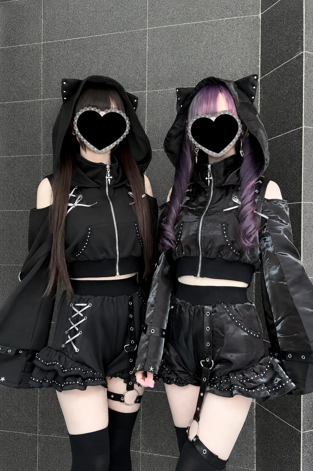 [Vorbestellungsartikel] Glänzende und mattschwarze Gothic-Cyber-Katzenohren-Kapuzenjacke mit freien Schultern und Reißverschluss+kurze Hose mit Beinringen im Set