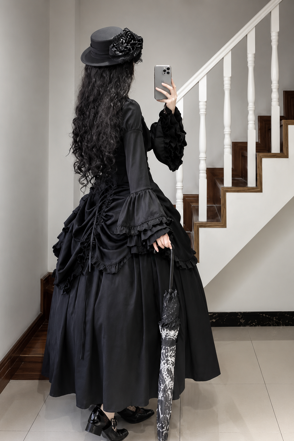 [Termine prenotazione 30 maggio] Abito gothic lolita bianco e nero con maniche svasate + sopragonna a corsetto rialzabile con croci + set completo
